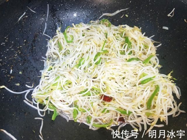 饭店“炒绿豆芽”为啥那么好吃原来多做这1步，豆芽脆爽又入味