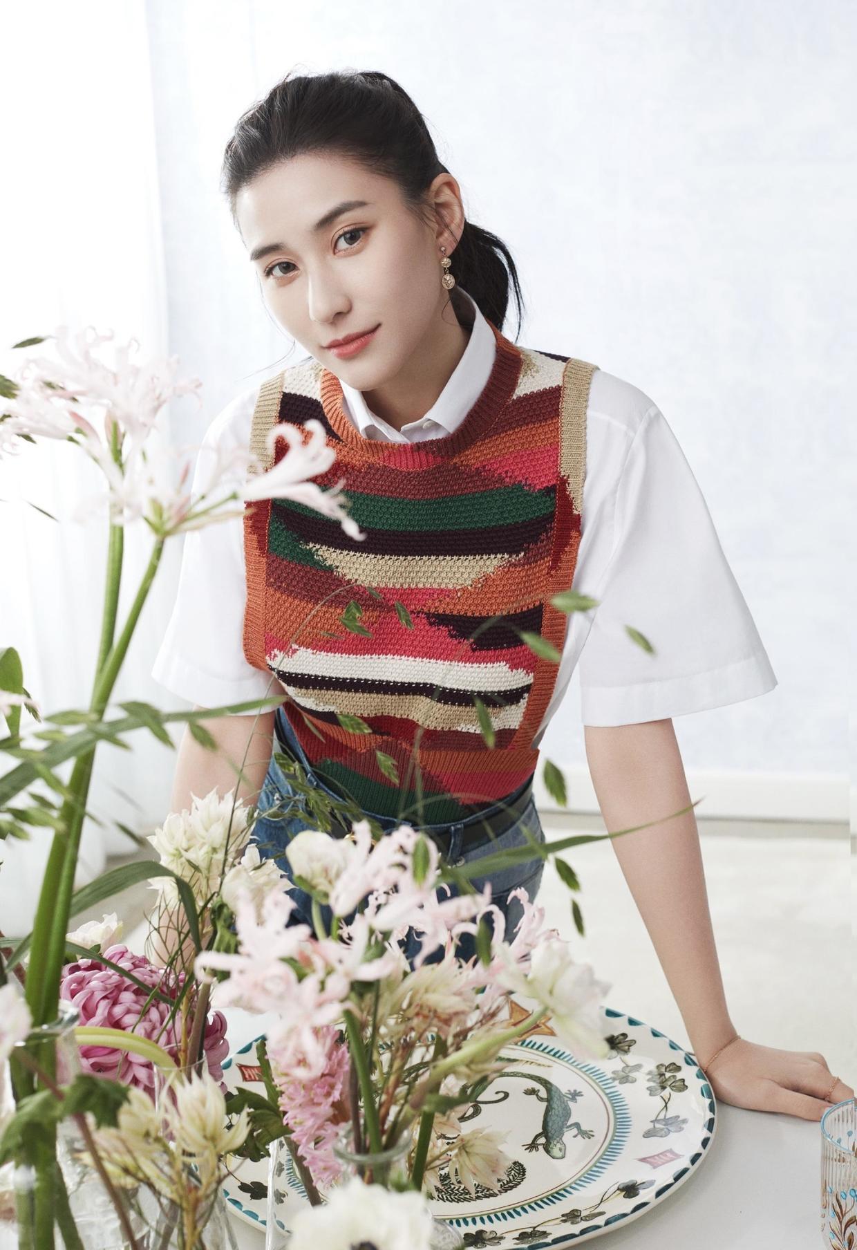 名媛|何超莲不愧是名媛,穿一袭白色流苏裙优雅如天鹅,太有千金气质