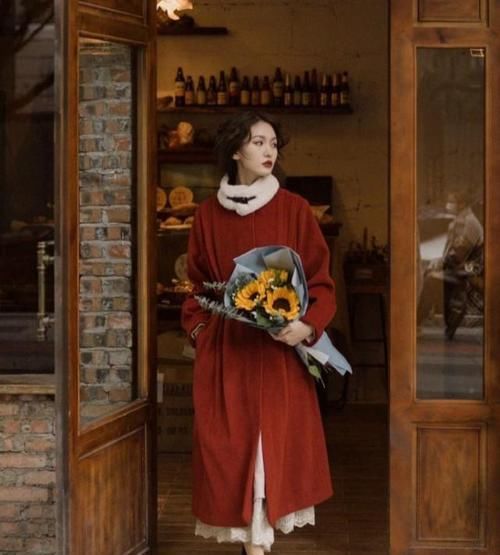 新年火了一种穿搭,叫“红大衣+裙子”,洋气显白,2021穿它准美