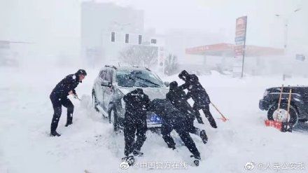 民警|通辽暴雪部分地区积雪达齐腰深，民警为被困老人铲出生命通道