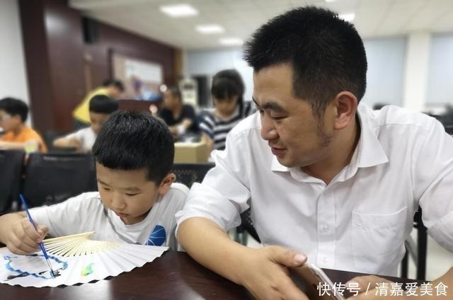 人贩|“最慌爸爸”医院抱娃,神色慌张似人贩,护士笑翻:我差点报警