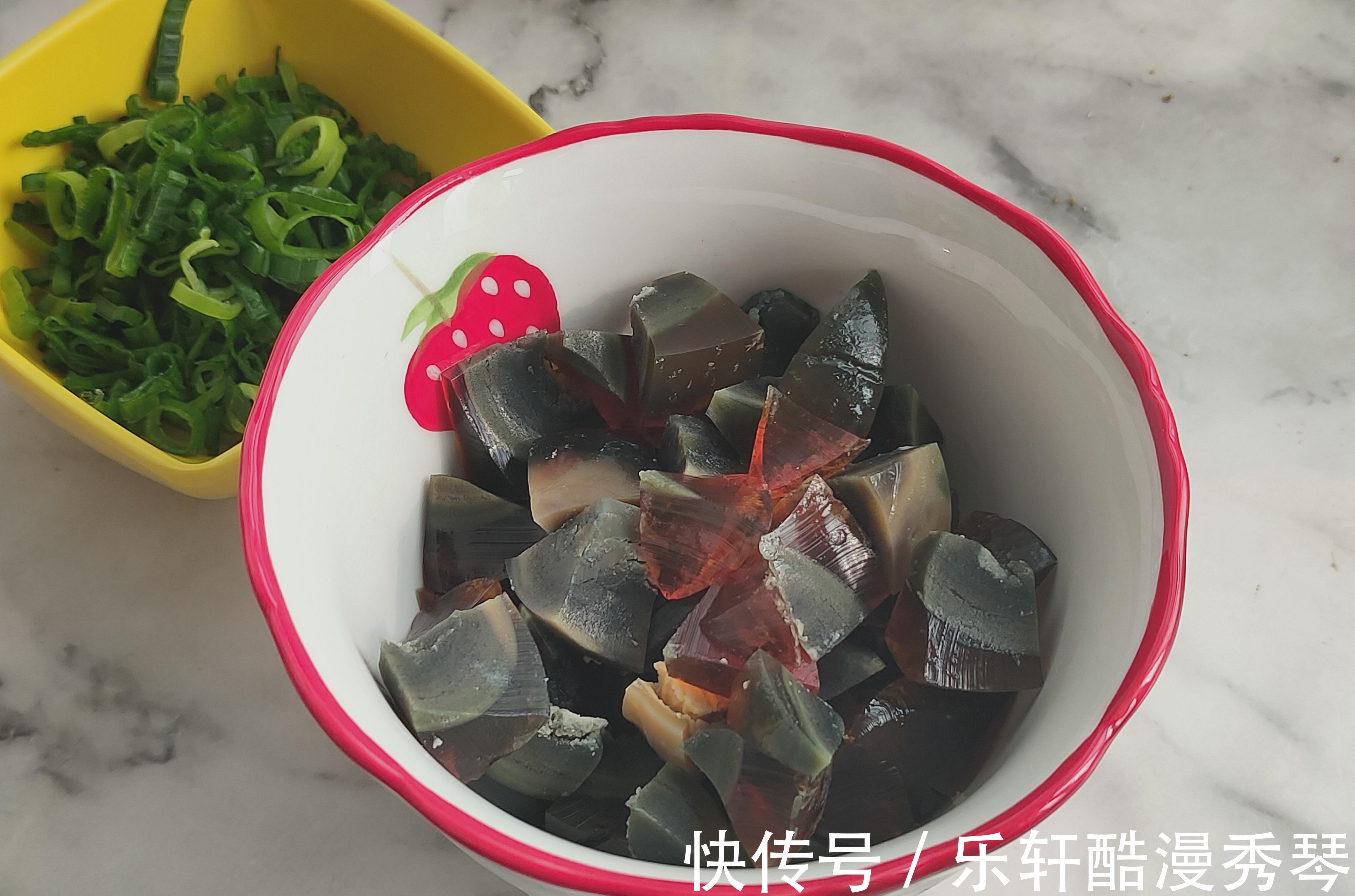 将皮蛋和鱼肉一起熬粥，营养鲜美，好消化好吸收，肠胃无负担