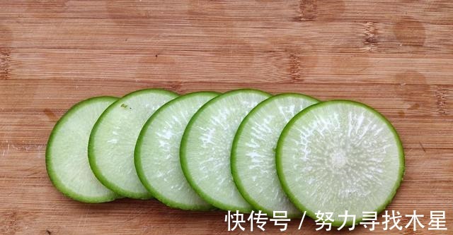 植物油|入冬后，我家常吃这菜，8毛一斤花青素含量高，切片一蒸真鲜美！