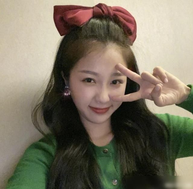 刘些宁|张艺凡和虞书欣正面刚热搜,同样上热搜,她和陈卓璇待遇区别明显