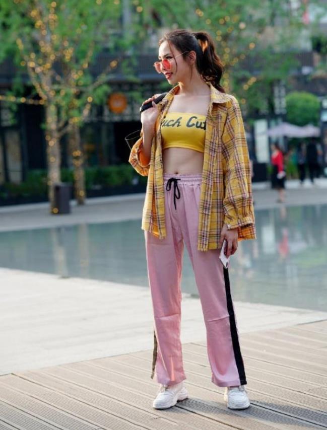 街拍:美女灰色的小衫时尚大方,肩头微露给人一种朦胧美感