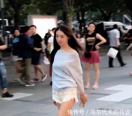 在街上能看到这样美丽的小姐姐,也是一种幸福吧!