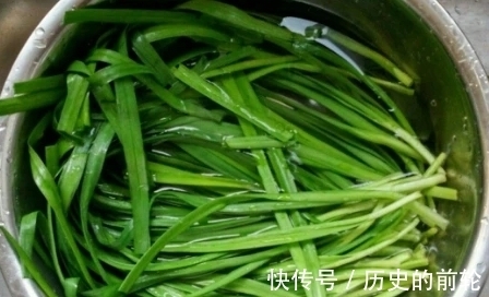 韭菜馅儿|包韭菜馅饺子，牢记“2放3不放”，韭菜翠绿不出水，鲜香又美味！