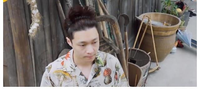 做飯|張藝興做5道菜8個人不夠吃，彭彭幫忙被忽視，黃磊夸贊背后是偏愛