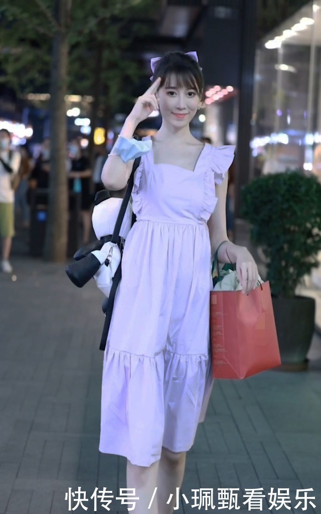 身穿浅紫色连衣裙的小姐姐,清纯甜美,仿佛校园女神