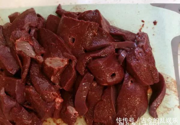 正确做法|猪肝记住别用清水洗,等于吃毒素,教你正确做法,毒素异味全跑光