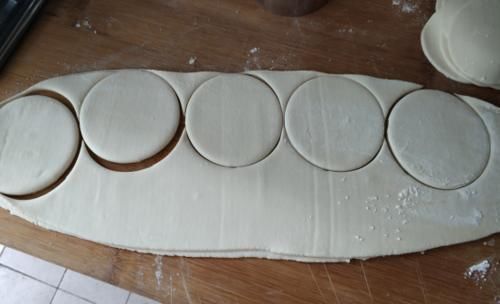  搞定|原来“擀饺子皮”这么简单，一个塑料瓶轻松搞定，可惜很多人不懂