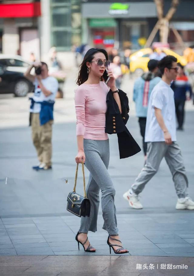 小姐姐 美女身穿白色连衣裙搭配尖头的高跟鞋，更加闪闪发光惹人爱了