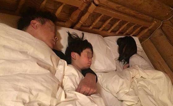 意外|一家四口“真实”睡觉照火了,网友父母才是真爱,孩子都是意外