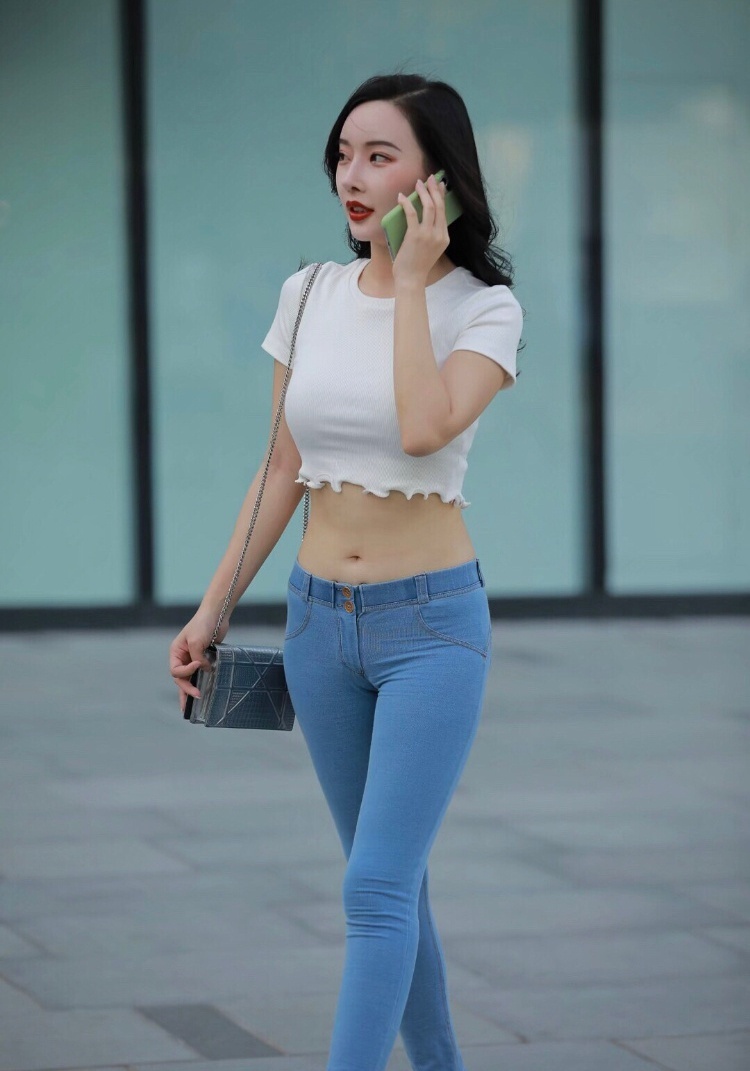 赶紧|美女街拍:无论你的衣品多么差,赶紧扔掉你的牛仔裤吧,这样搭配高级上档次