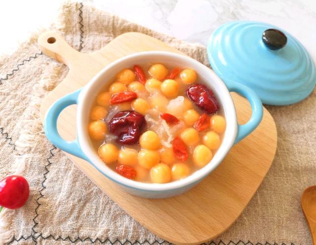 红薯除了蒸煮外，还可以搓成小圆子，加点银耳，好喝的甜品汤