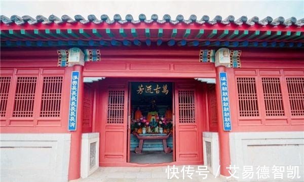 庙前&山海关孟姜女庙前有副对联，很多人不会读，郭沫若却说是天下奇联