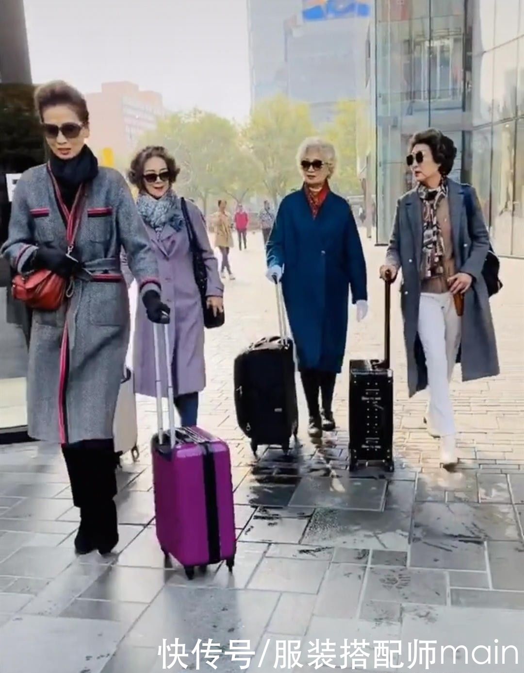 时尚|时尚奶奶走T台比模特还出彩,身材纤细高挑,日常穿衣优雅时髦