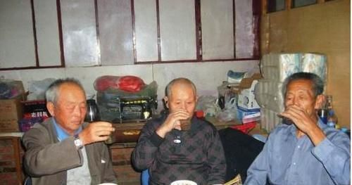 老人|104岁长寿老人秘诀烟酒不离手、运动从没有,但1件事从来不碰