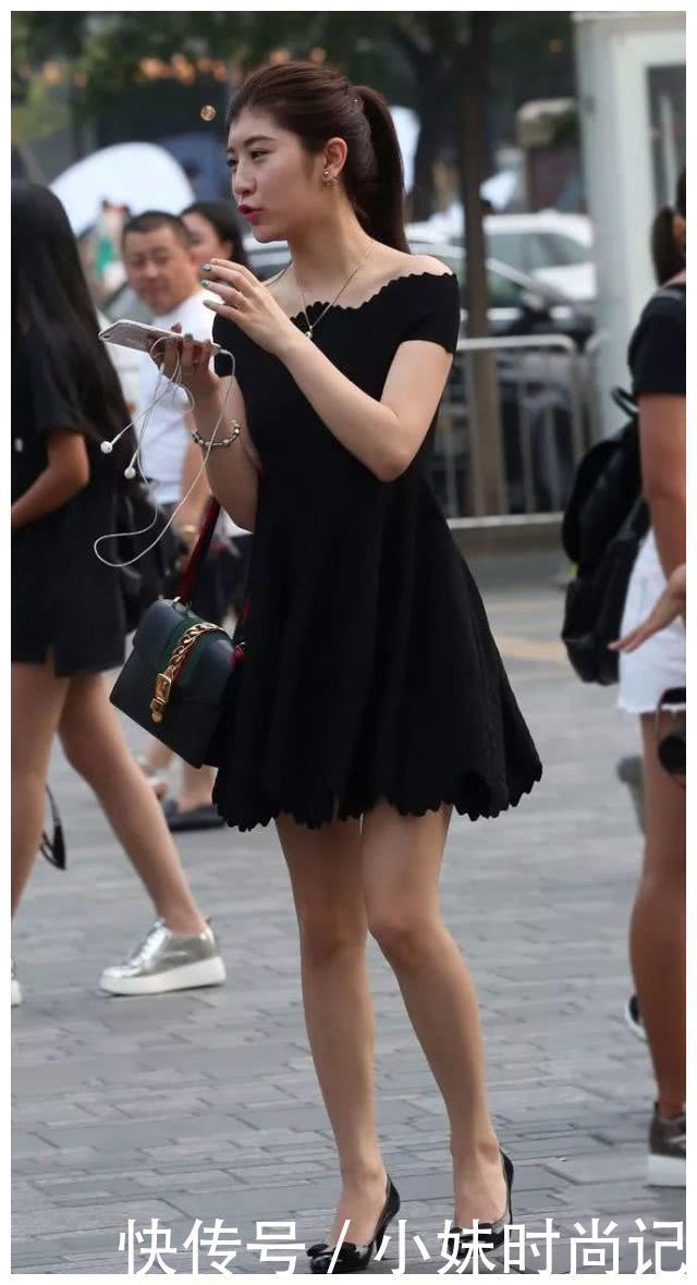 尽显|时尚穿搭:一袭黑色连衣裙,简单干练却性感又大方,尽显高挑身姿