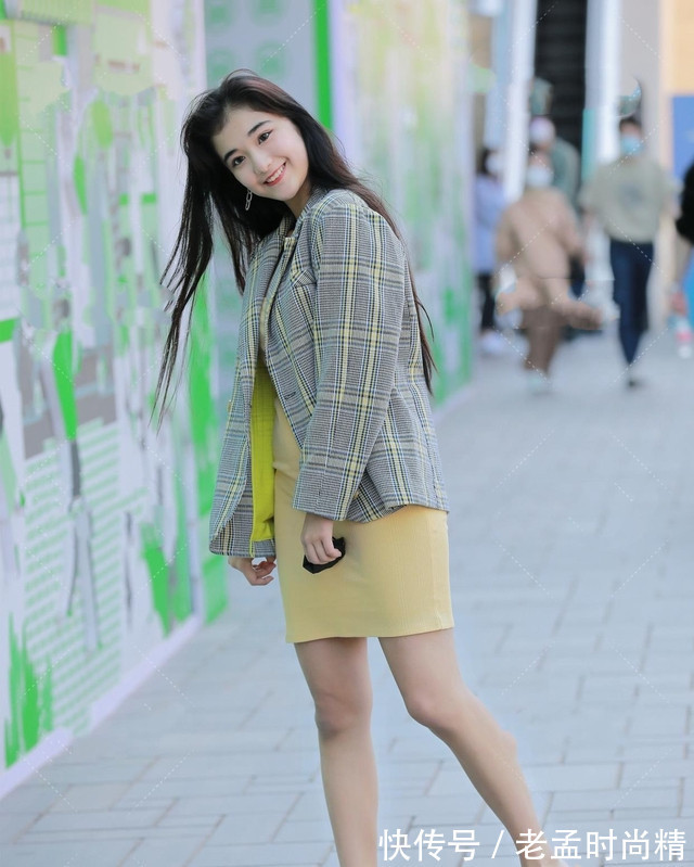淑女 时尚穿搭:浅绿色西装外套,搭配黄色连衣裙,尽显淑女气质