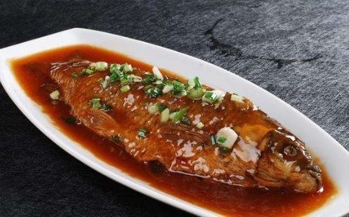 不管煎什么鱼，煎鱼前多做一步，鱼皮不破不粘锅，肉嫩还入味