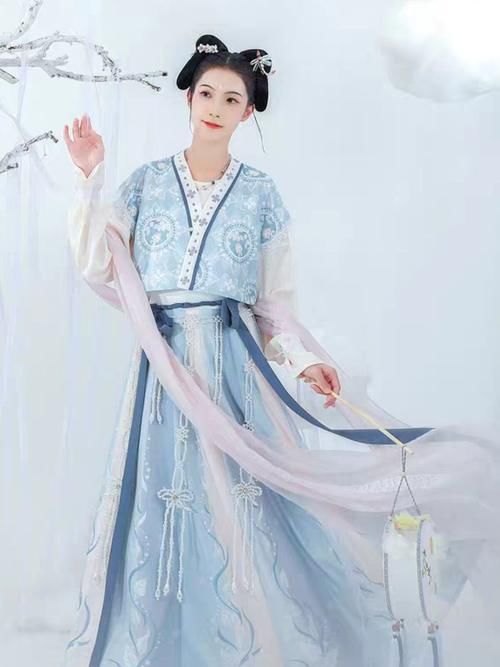  襦裙型汉服真不算什么，当汉服“破裙”流行起来，路人也会心动