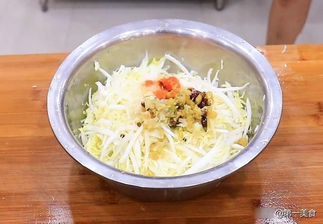 酸辣娃娃菜|凉拌酸辣娃娃菜要不要先焯水,大厨教你正确做法,酸辣清脆又入味