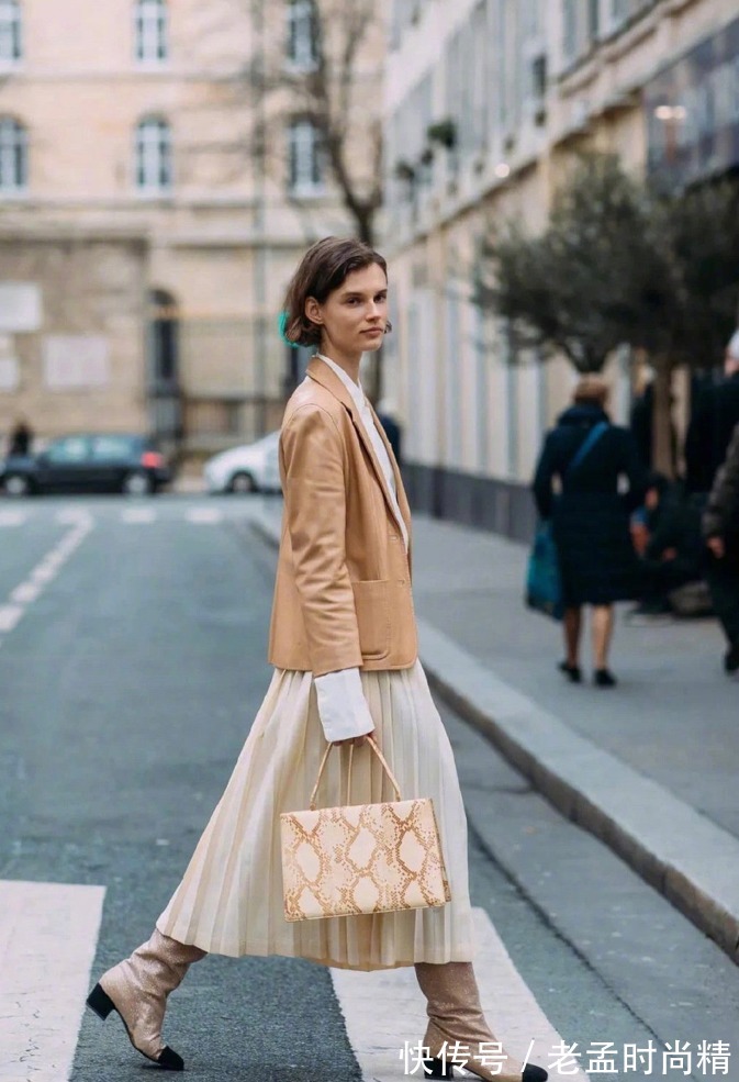 白色裙|百褶裙,好看又好搭,教你解锁花样穿法