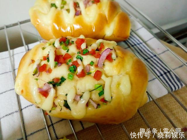 现在无需去面包店,在家轻松7步做出最好吃的葱油火腿包!