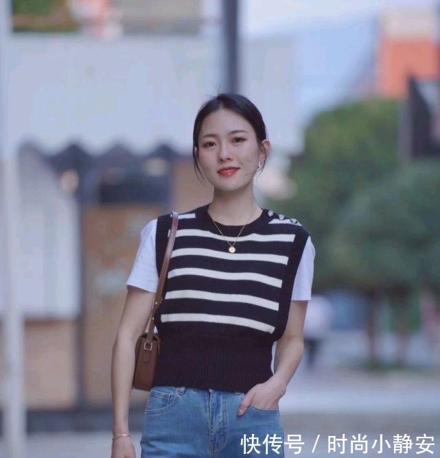 优雅 成熟女人的早秋穿搭如何搭配?可以选择简约款,呈现出优雅大方