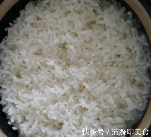 煮米饭时，别只知道放清水！再加这两样，米饭又香又软，颗颗饱满