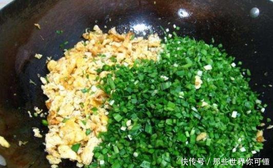 调韭菜饺子馅,最怕放多了盐,加点“它”,饺子香嫩少出水!