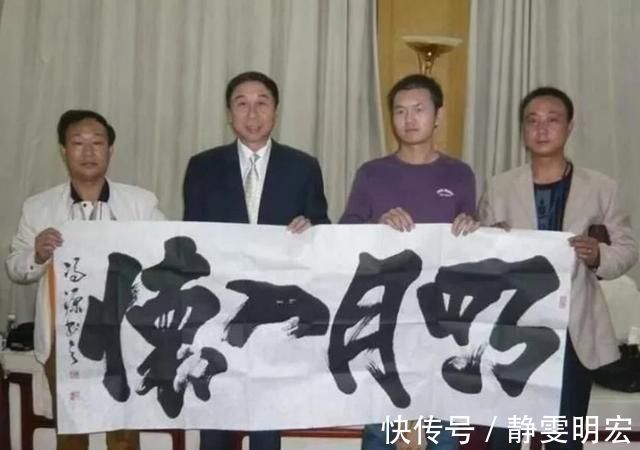 徐静蕾#冯巩书法得到了专家的认可,字迹洒脱,行云流水,颠覆你的审美