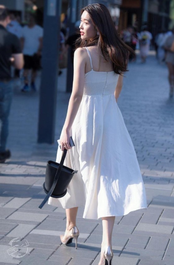 反光|学姐穿着白裙子出来逛街,将全身无痕包裹,就是怕面料不反光