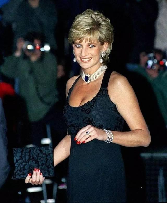 戴安娜 戴安娜秀的订婚钻戒6万美元就能买到,再看卡米拉的:到底是真爱