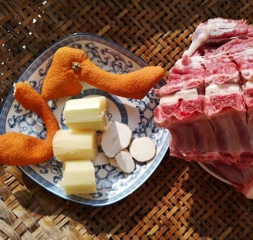 炖羊肉时,记住放“1白1红1黄”,炖出的汤汁清亮羊肉香,无膻味