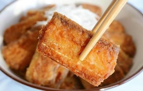 炸带鱼时裹面糊沾面粉都不对,饭店都是这么做的,酥脆好吃不油腻