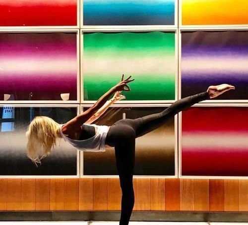 j她们用瑜伽告诉你，美丽与年龄无关，什么时候开始都不晚