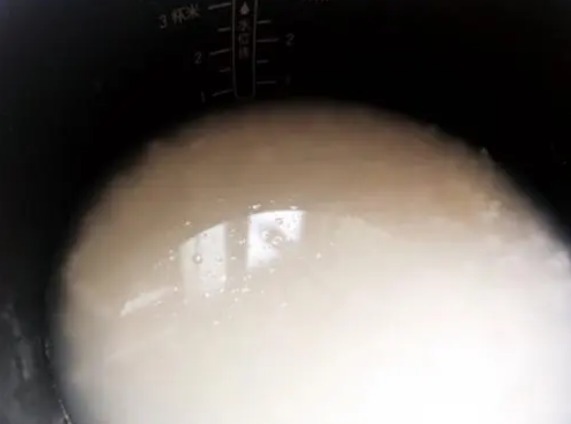 蒸米饭|只用水蒸不出好米饭！牢记5个技巧，米饭油亮松软，香甜不发黏