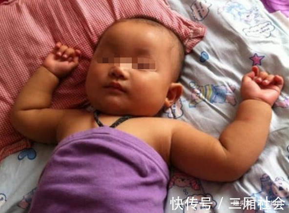 枕头|为何新生儿睡觉时喜欢高举双手里面藏有大学问,父母要知道