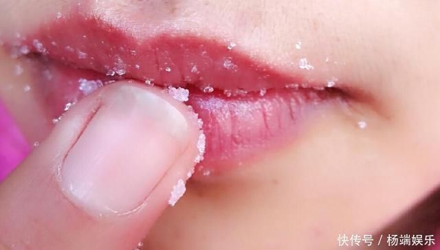 丝绒 还在随随便便的涂口红美容师教你这样涂,一整天都不粘杯不掉色