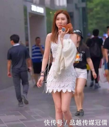 简单|街拍美女:小姐姐,简单爽朗的穿搭,也能美得惊艳