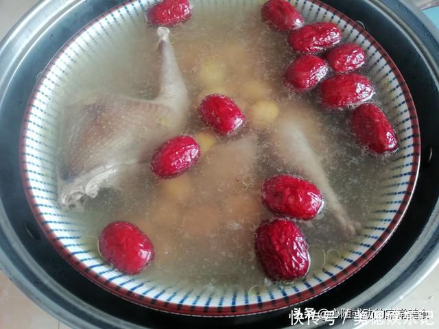 燉鴿子湯不需要太多調料,只放2種食材就夠了,體質不好要多喝