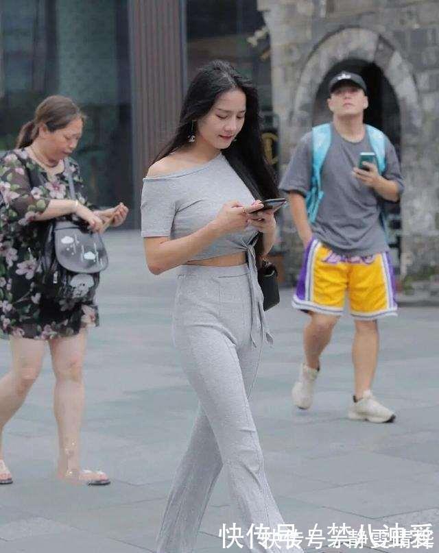 一字领 紧致凹凸的瑜伽裤美女,跟头发的颜色交相辉映,时尚无敌