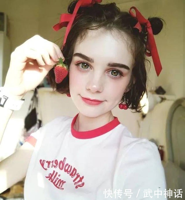 二次元|国外新晋美妆萝莉靠“鼻头光”妆容走红,简直就是真人版的洋娃娃