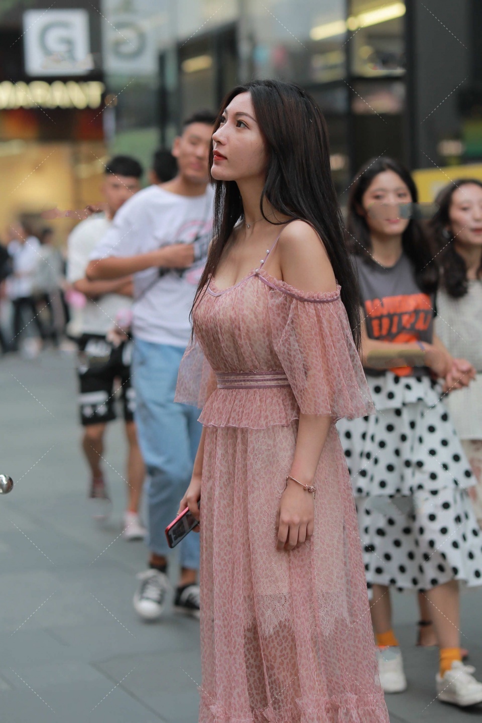 粉色|粉色网纱连衣裙,搭配珍珠肩带,仙女下凡也不过如此吧