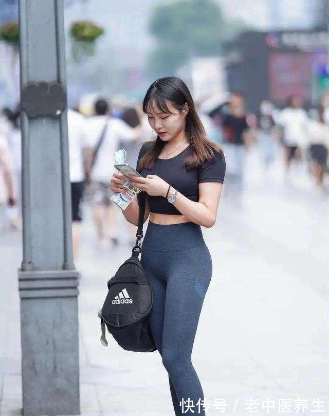 露背 黑色露背长袖搭配深色打底裤,时尚好看,简单舒适有质感!