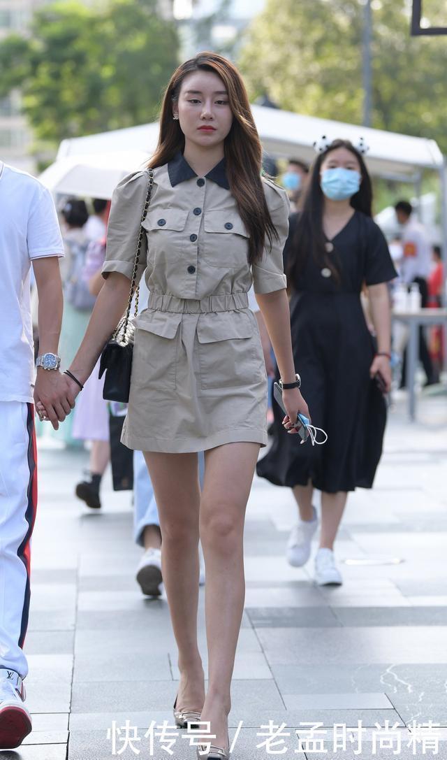 街拍:工装风盛行,美女选择工装风连衣裙,搭配高跟鞋,潇洒帅气又优雅