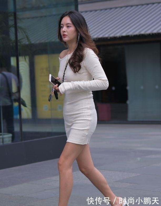 针织连衣裙|秋天的简约风穿搭,选一条纯白色针织连衣裙搭配,优雅大方显气质