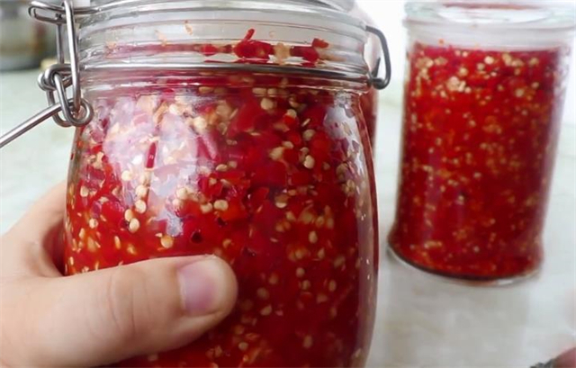 二十年秘制剁椒酱,做法和配方告诉你,香辣过瘾,保存一年不会坏